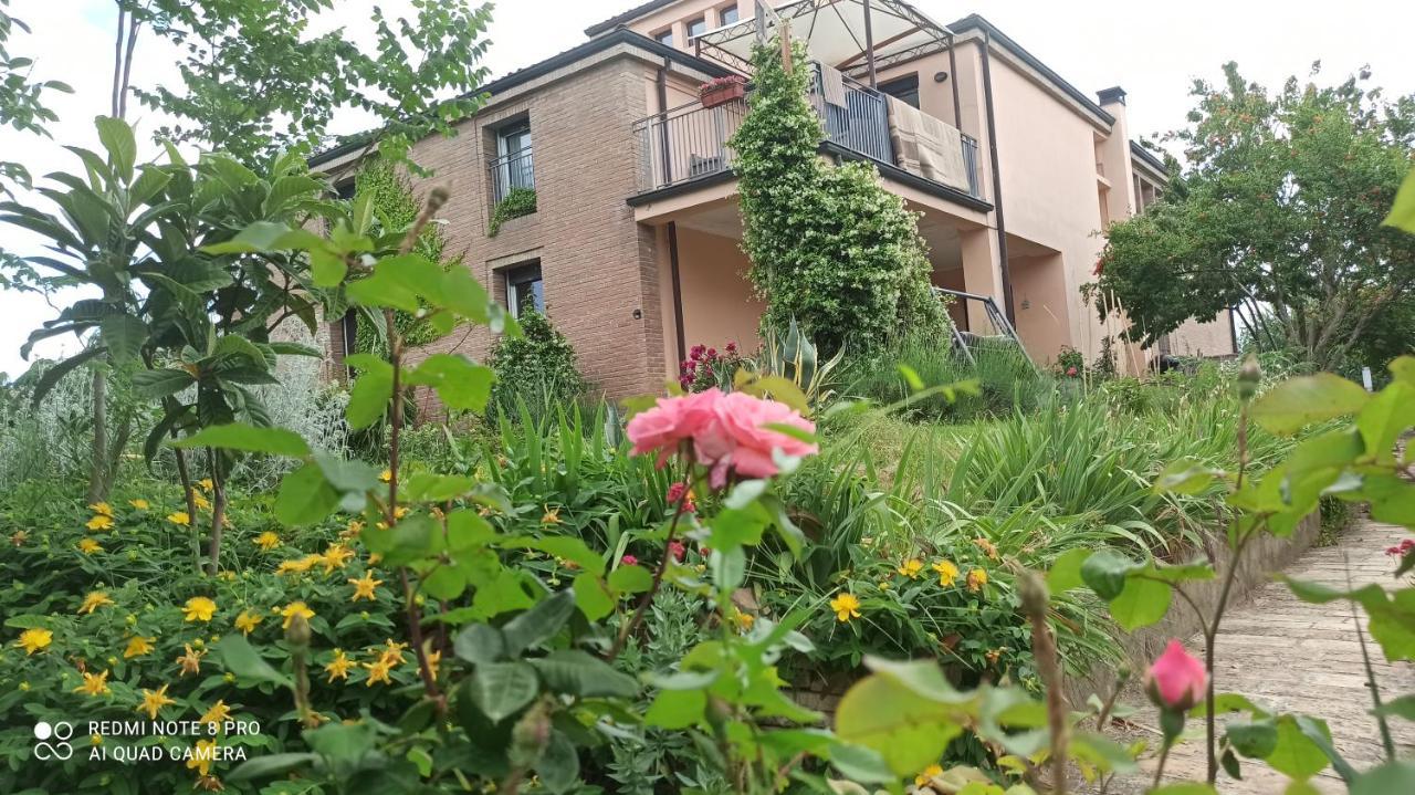 Casa Vincenzo 130 Mq Con Portico Ed Ingresso Esclusivo Dal Giardino Vila Felino Exterior foto