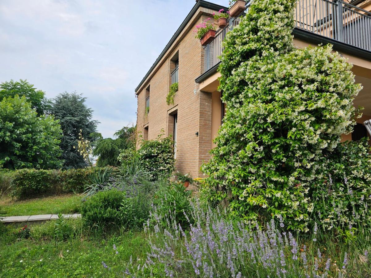 Casa Vincenzo 130 Mq Con Portico Ed Ingresso Esclusivo Dal Giardino Vila Felino Exterior foto