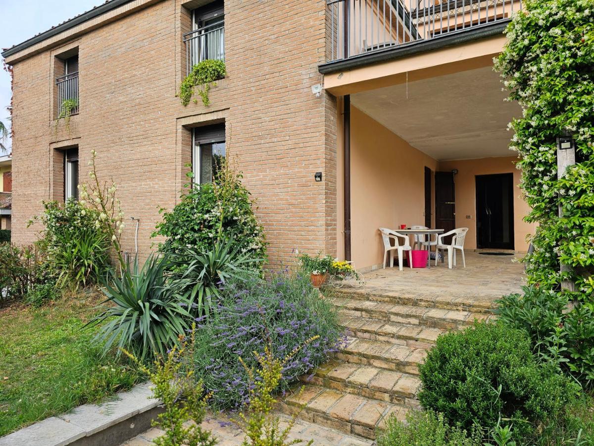 Casa Vincenzo 130 Mq Con Portico Ed Ingresso Esclusivo Dal Giardino Vila Felino Exterior foto