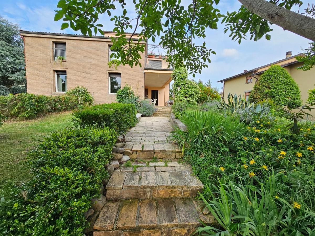 Casa Vincenzo 130 Mq Con Portico Ed Ingresso Esclusivo Dal Giardino Vila Felino Exterior foto