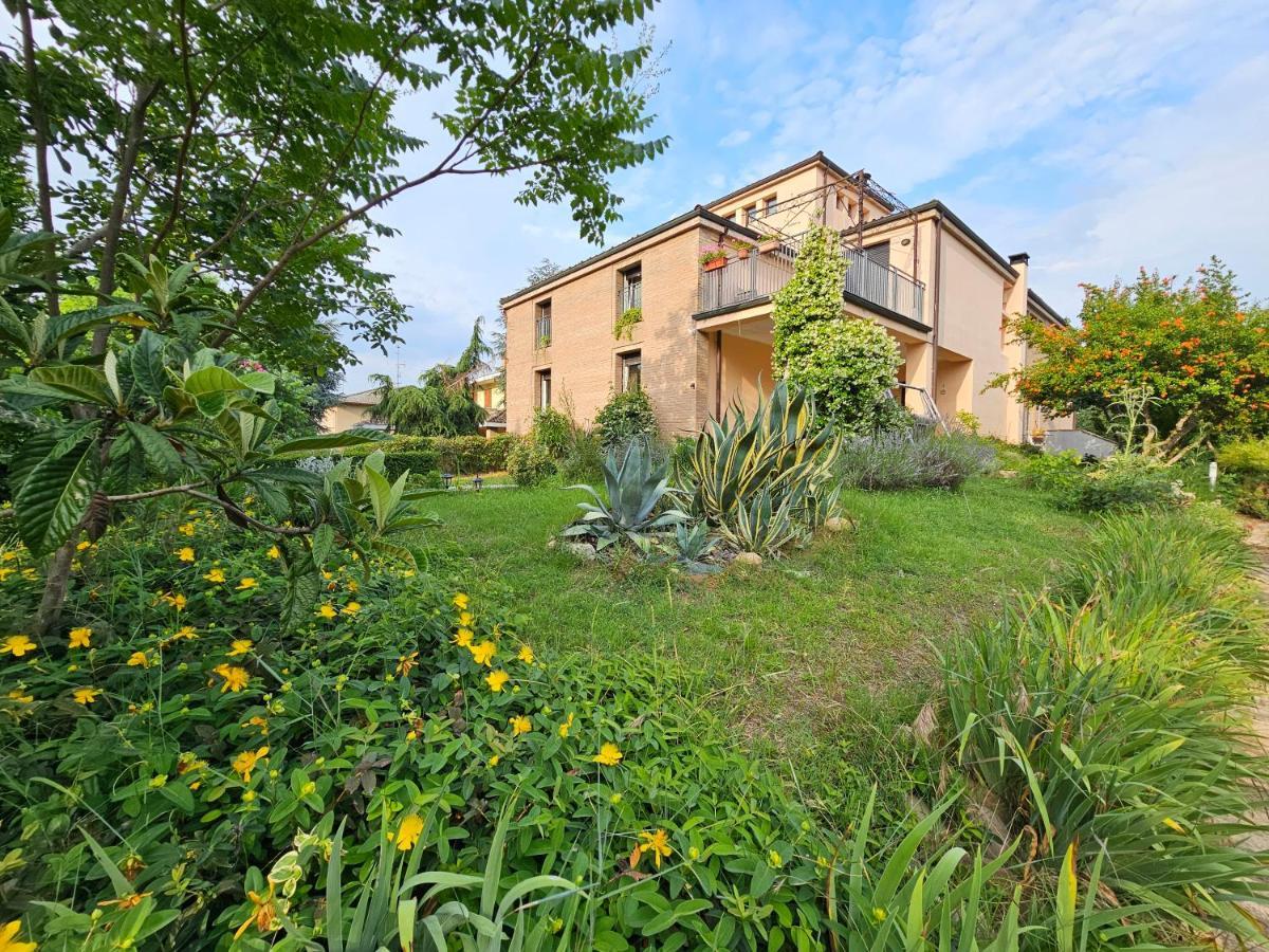 Casa Vincenzo 130 Mq Con Portico Ed Ingresso Esclusivo Dal Giardino Vila Felino Exterior foto