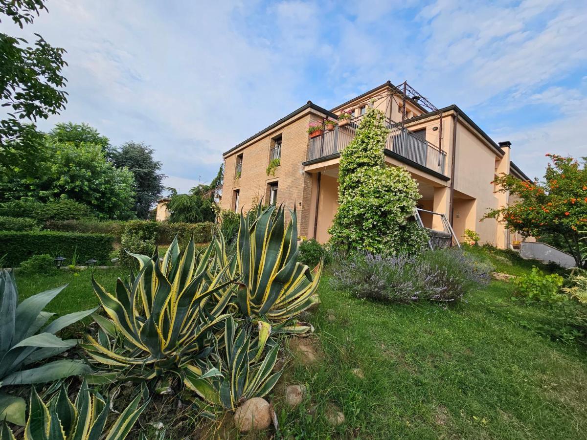 Casa Vincenzo 130 Mq Con Portico Ed Ingresso Esclusivo Dal Giardino Vila Felino Exterior foto