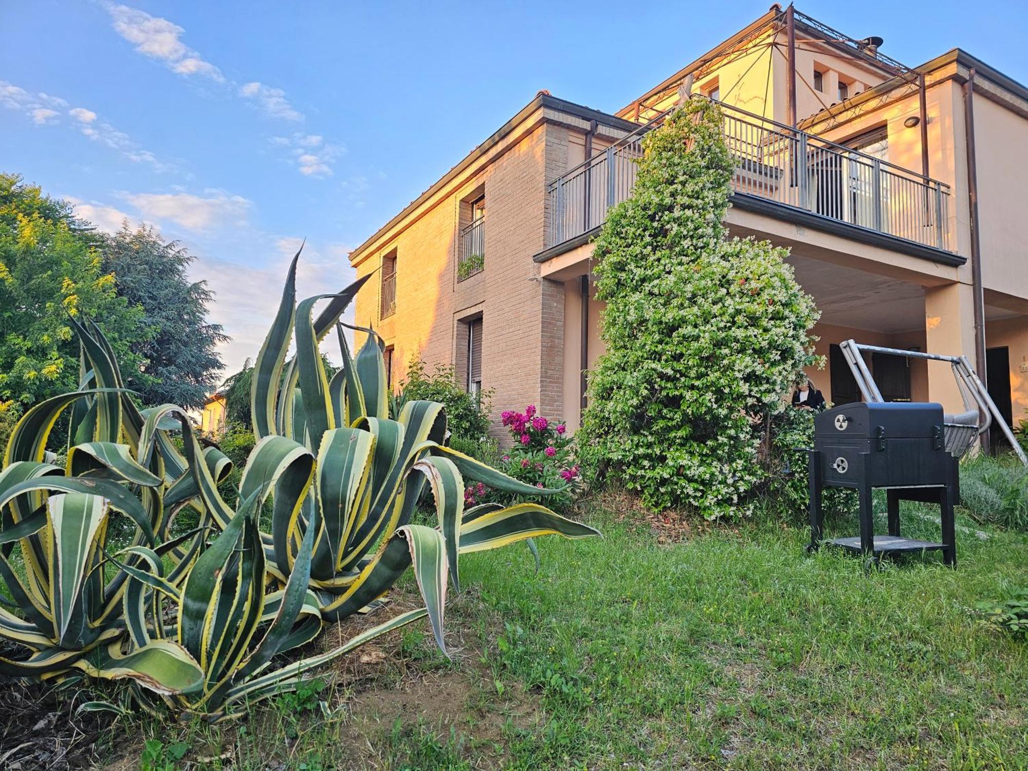 Casa Vincenzo 130 Mq Con Portico Ed Ingresso Esclusivo Dal Giardino Vila Felino Exterior foto